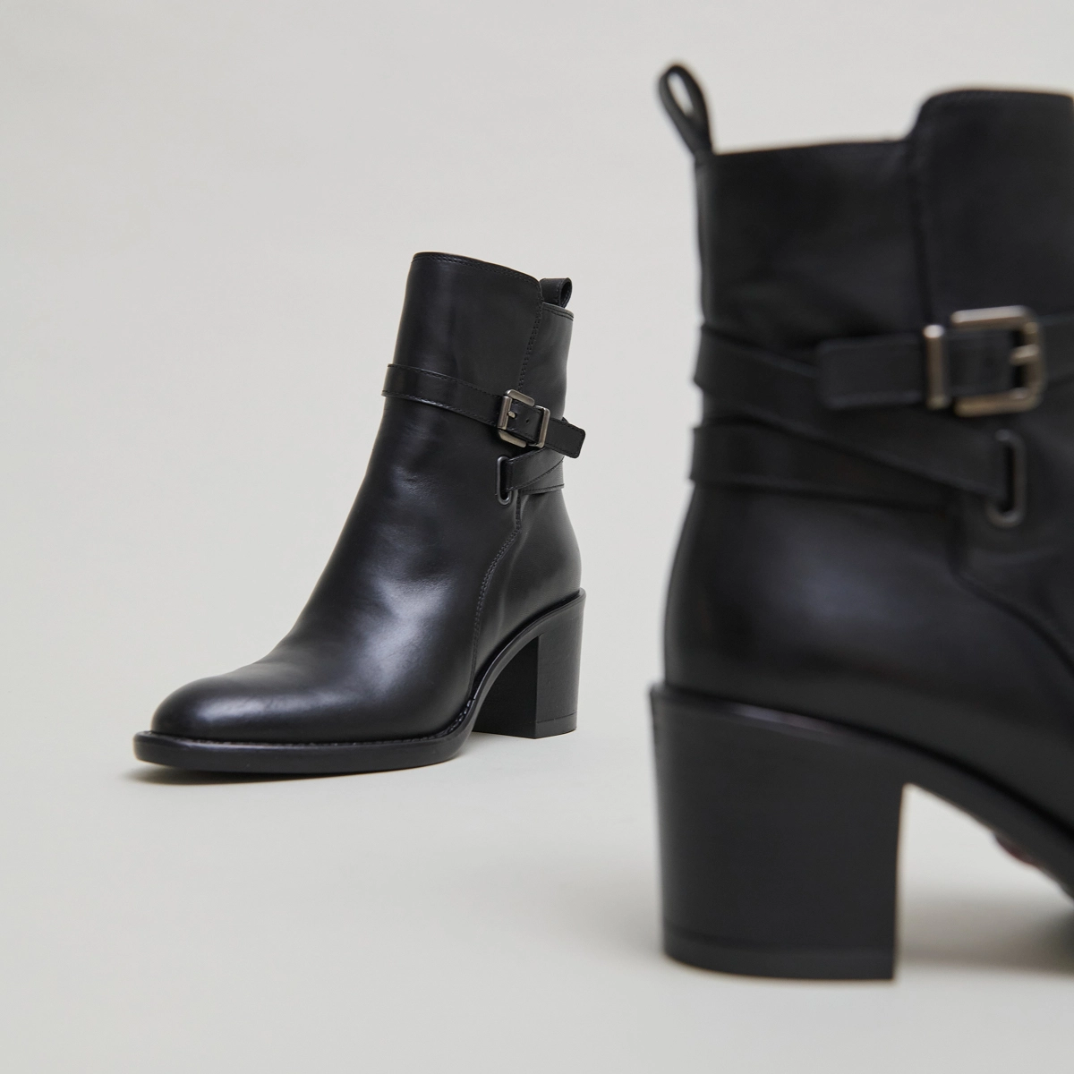 Heeled ankle boots and buckles in black leather | CAJOU