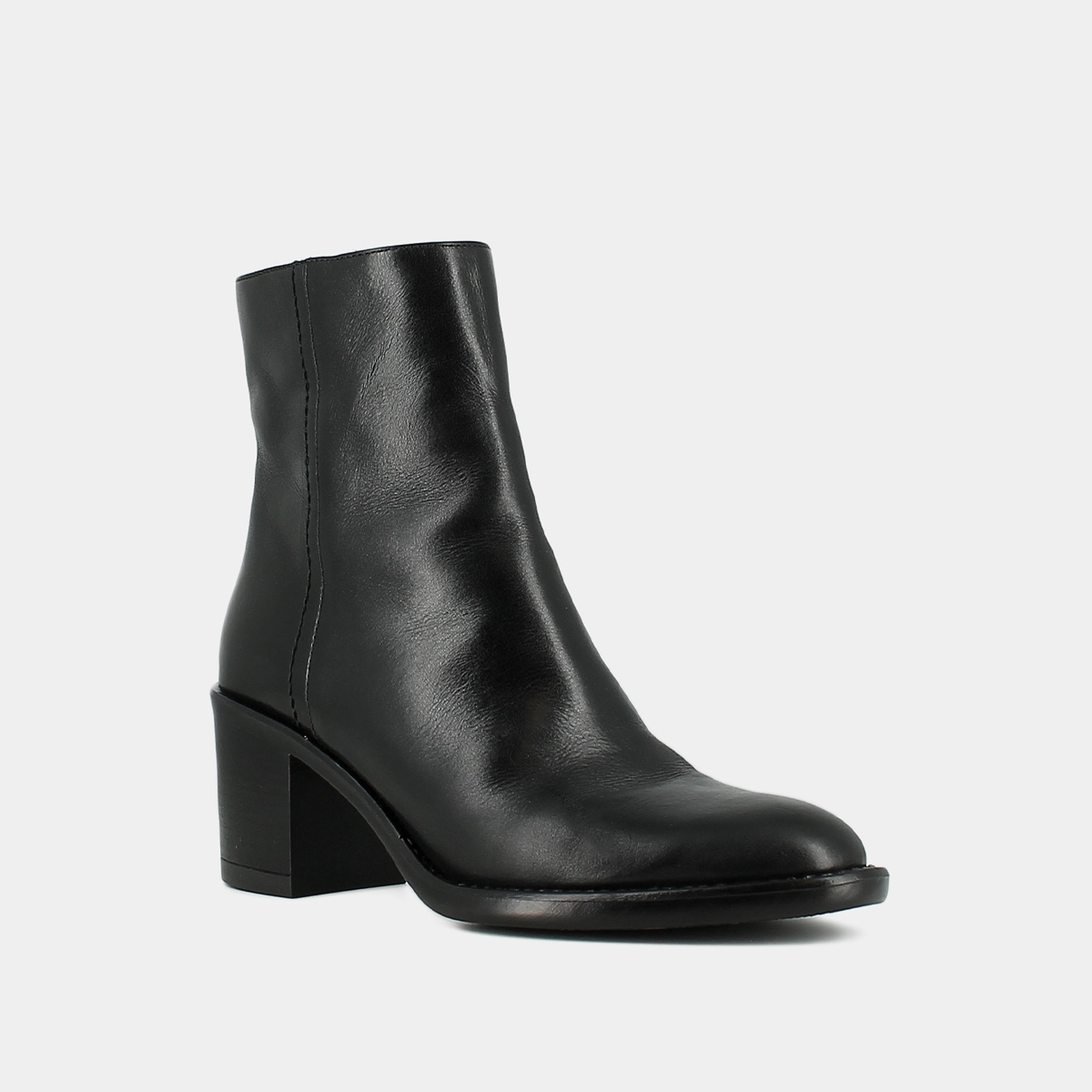Heeled ankle boots in black leather | CAJUN