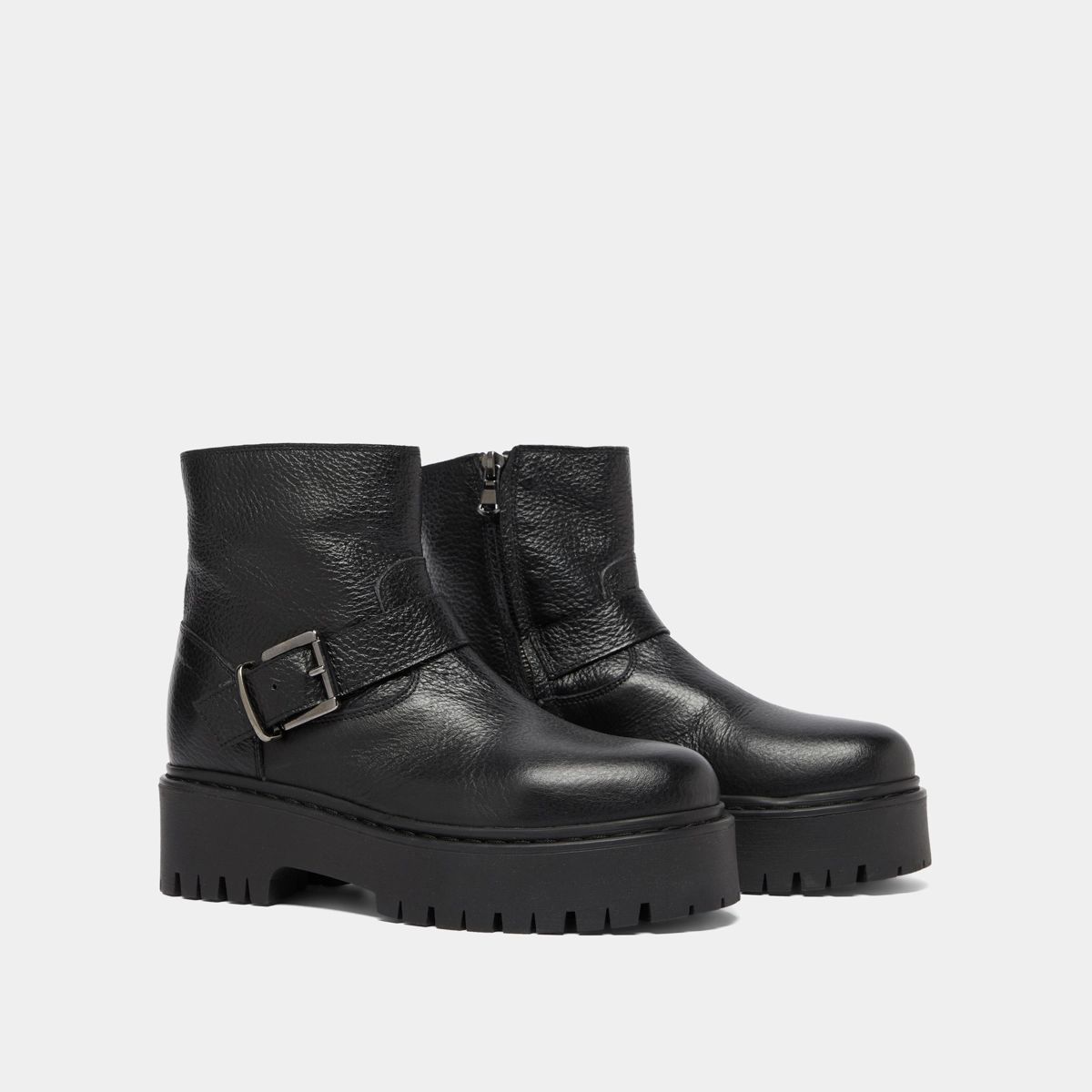 Lowboots with notched soles and buckles in black grained leather | RANA