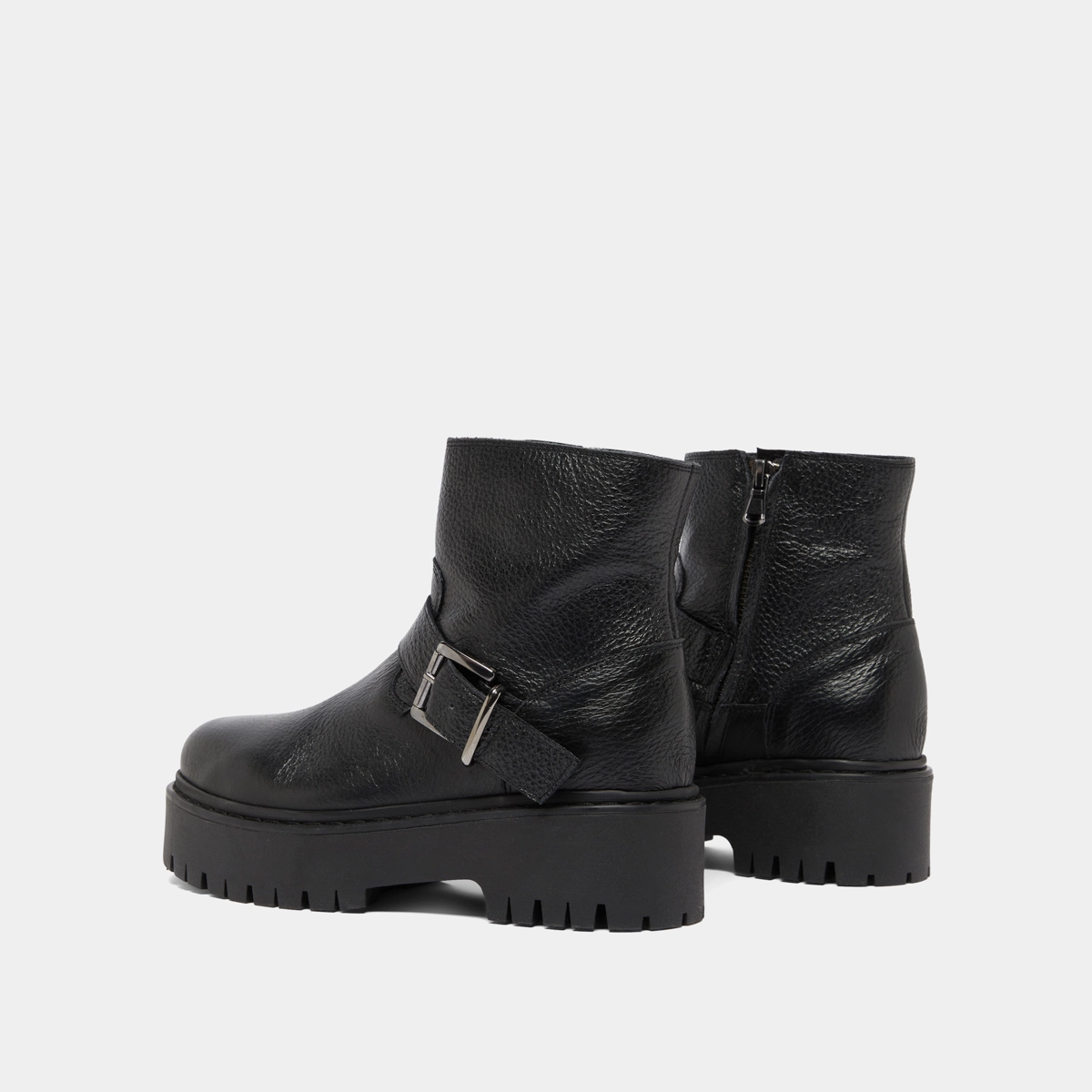 Lowboots with notched soles and buckles in black grained leather | RANA