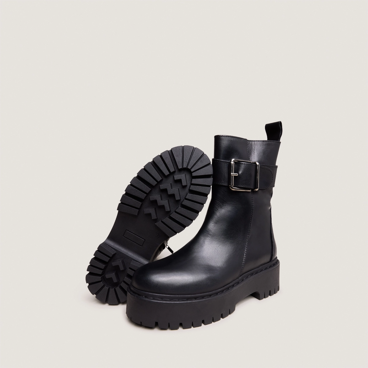 Ankle boots with notched soles in black leather | RANDY