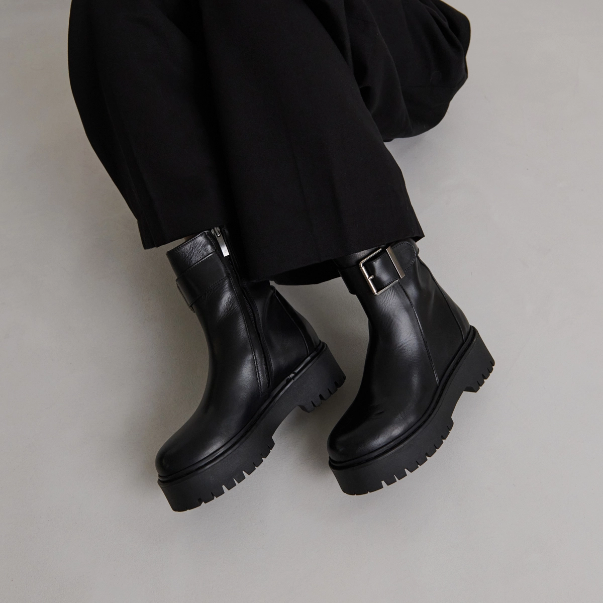 Ankle boots with notched soles in black leather | RANDY