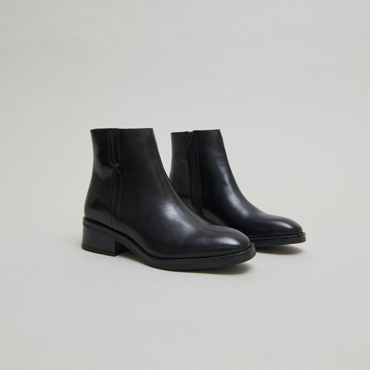 Lowboots with elastics in black leather | GAB