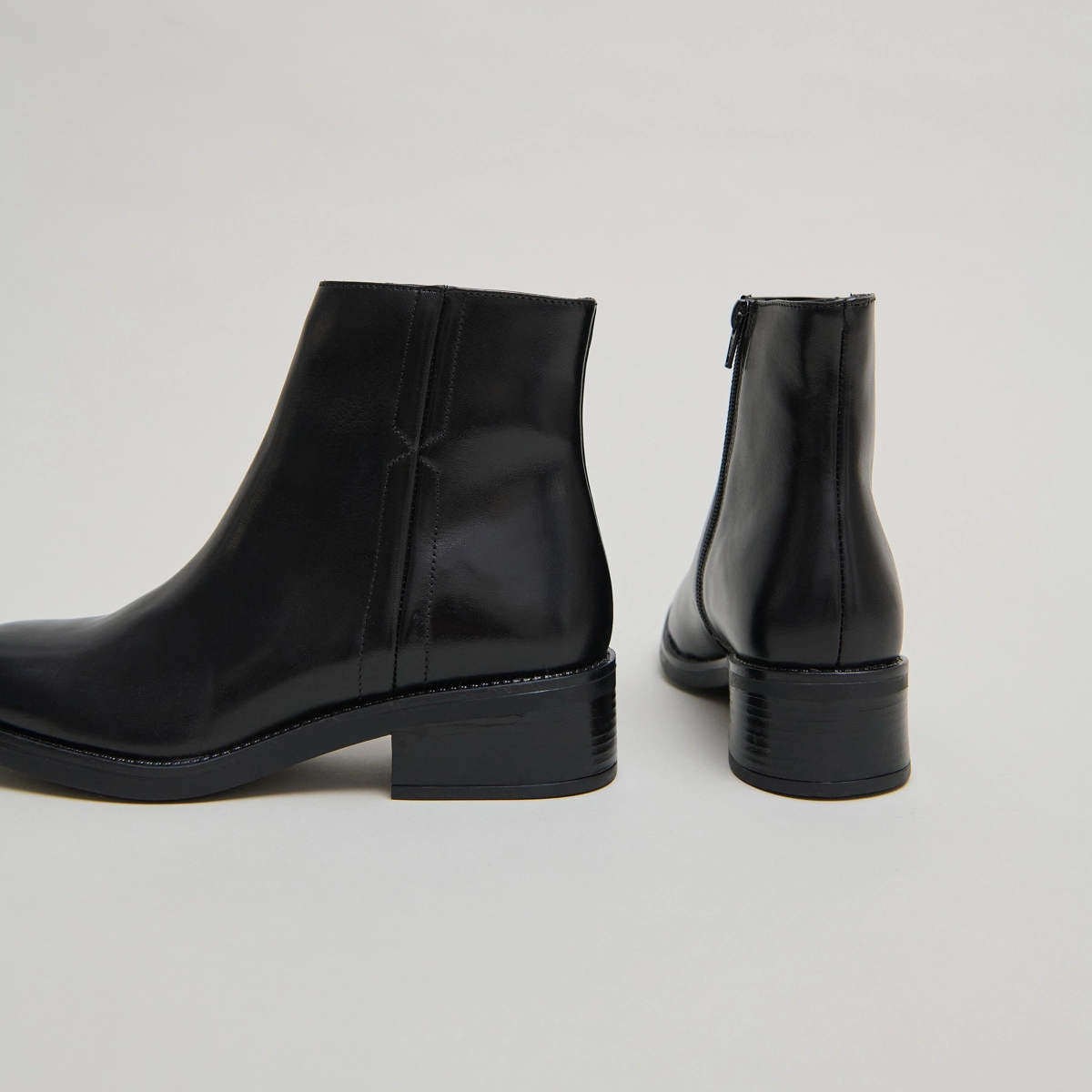 Lowboots with elastics in black leather | GAB