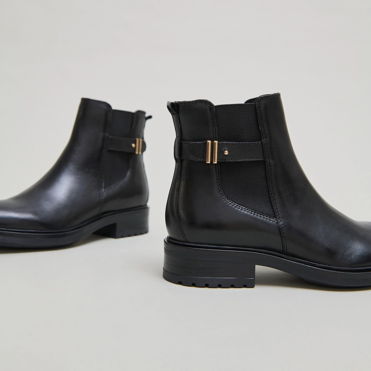 Lowboots with notched heels in black leather | GABIN