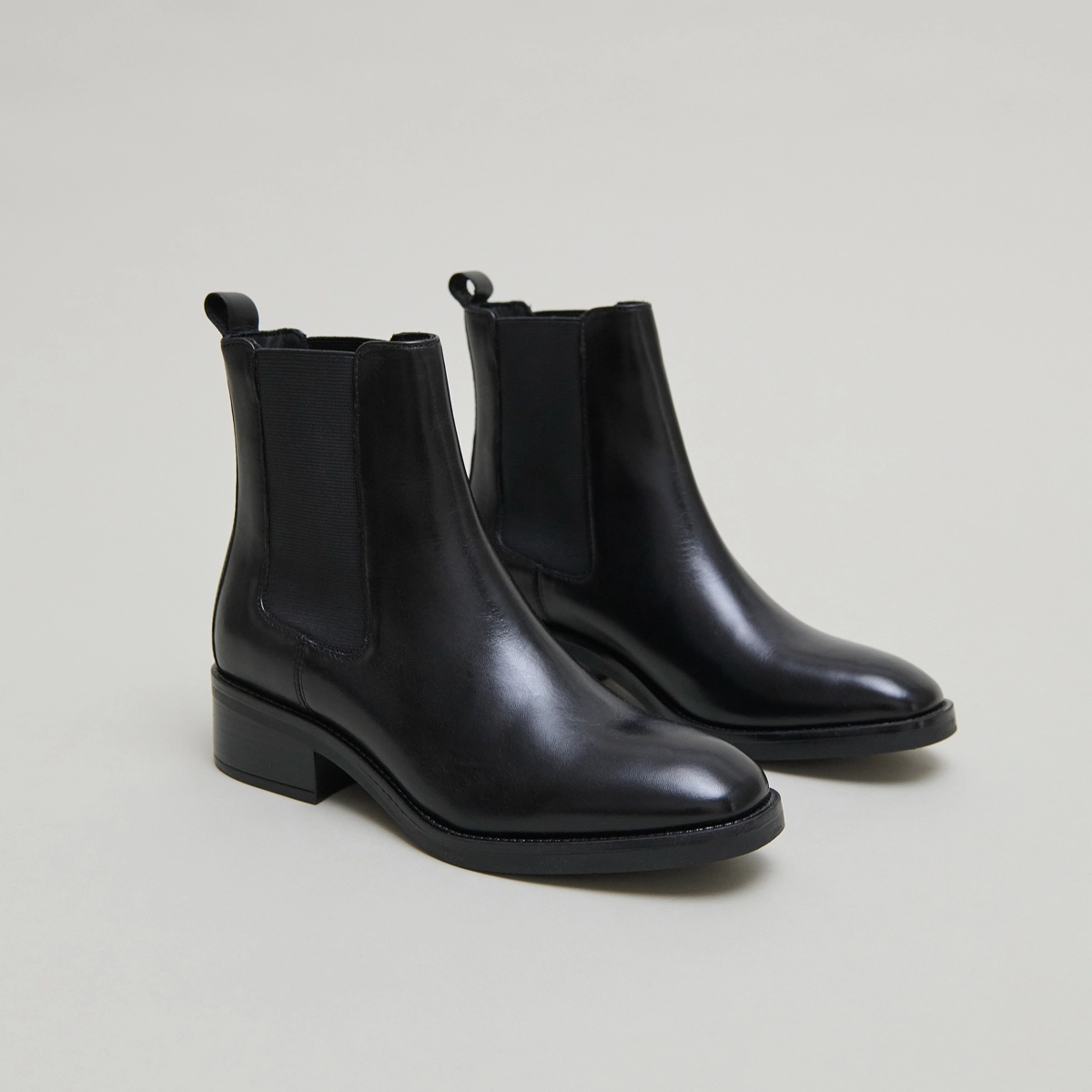 Lowboots with elastics in black leather | GABRIELLE
