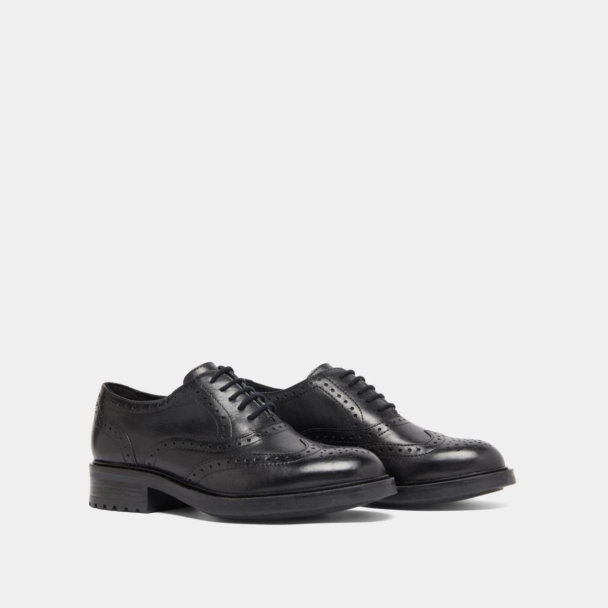 Richelieus with openwork details in black leather | GAD