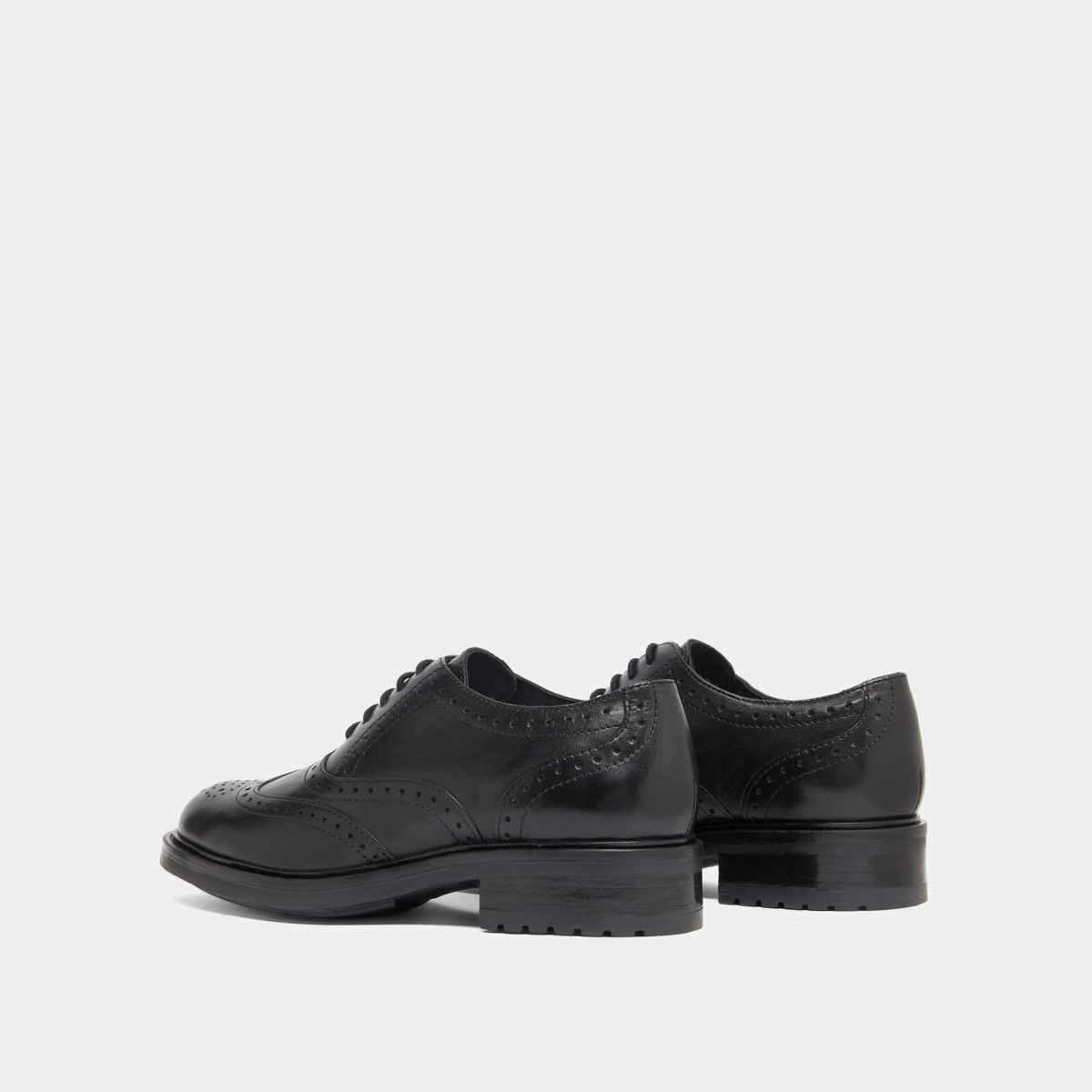 Richelieus with openwork details in black leather | GAD