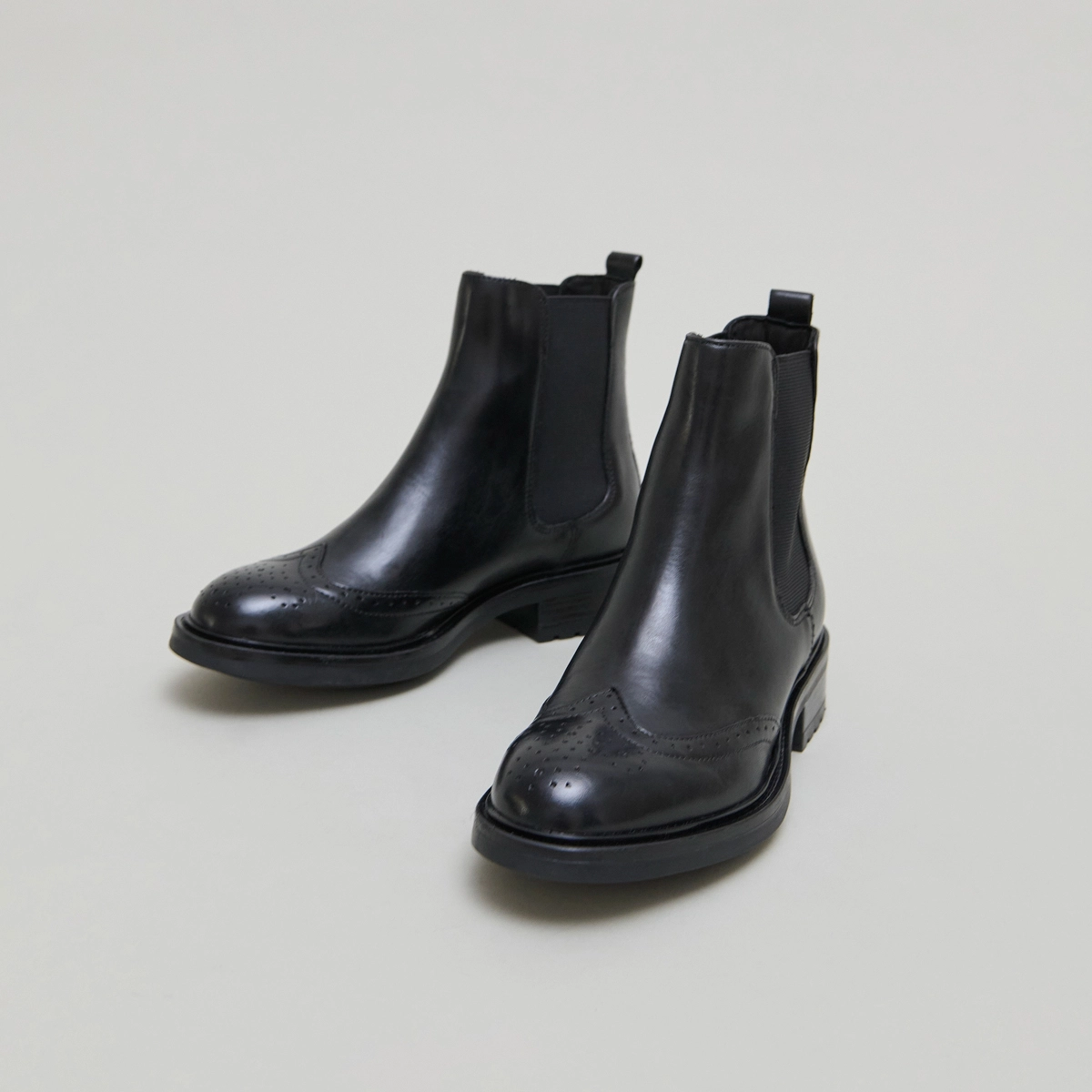 Lowboots with elastic straps and openwork details in black leather | GADDY