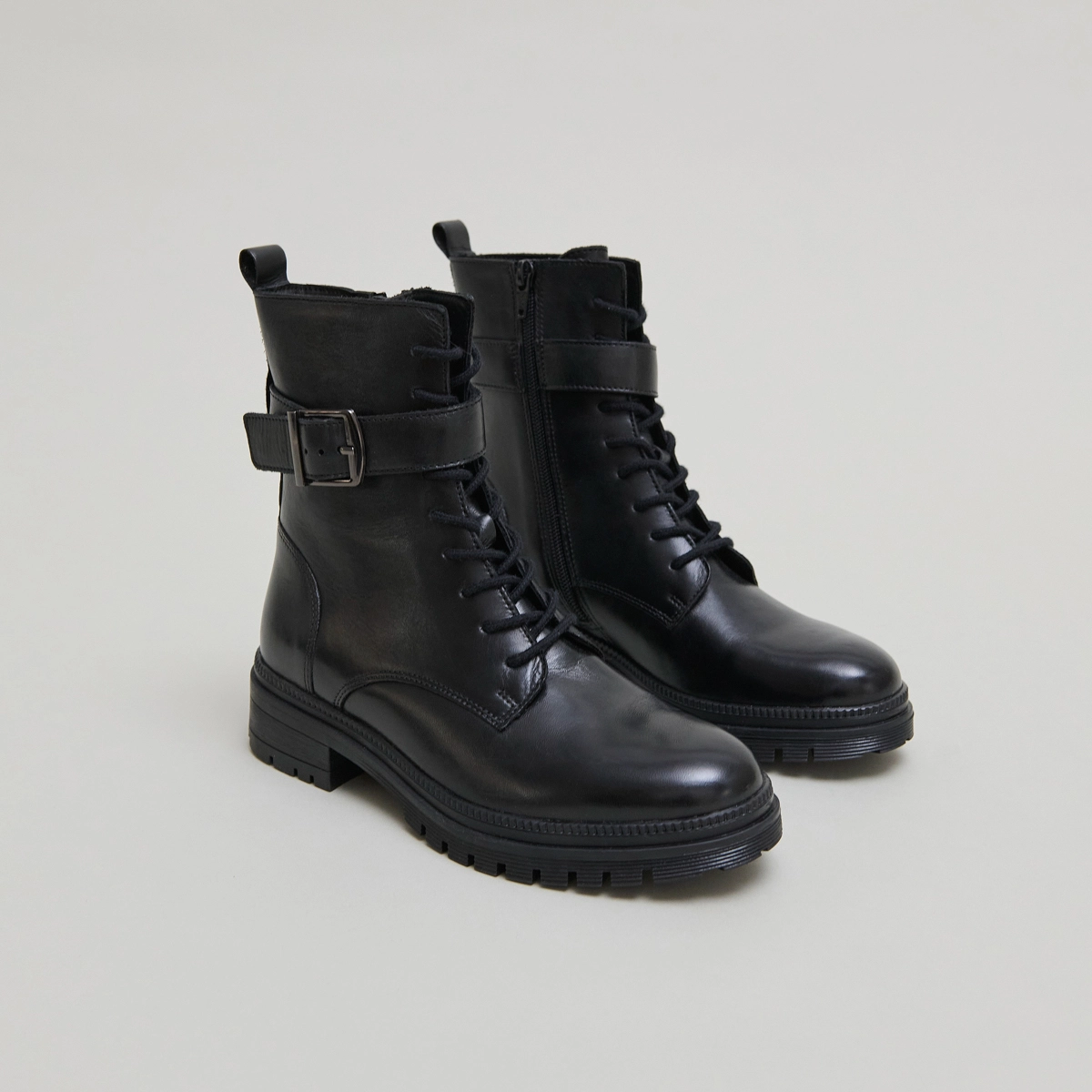 Lace-up ankle boots with notched soles in black leather | GIPSY