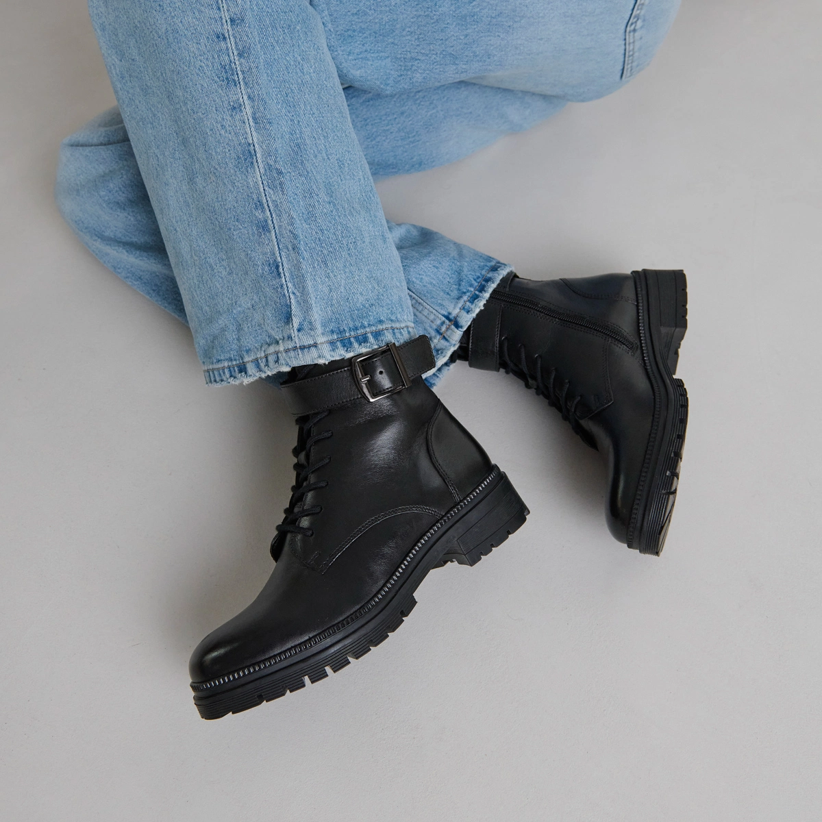 Lace-up ankle boots with notched soles in black leather | GIPSY