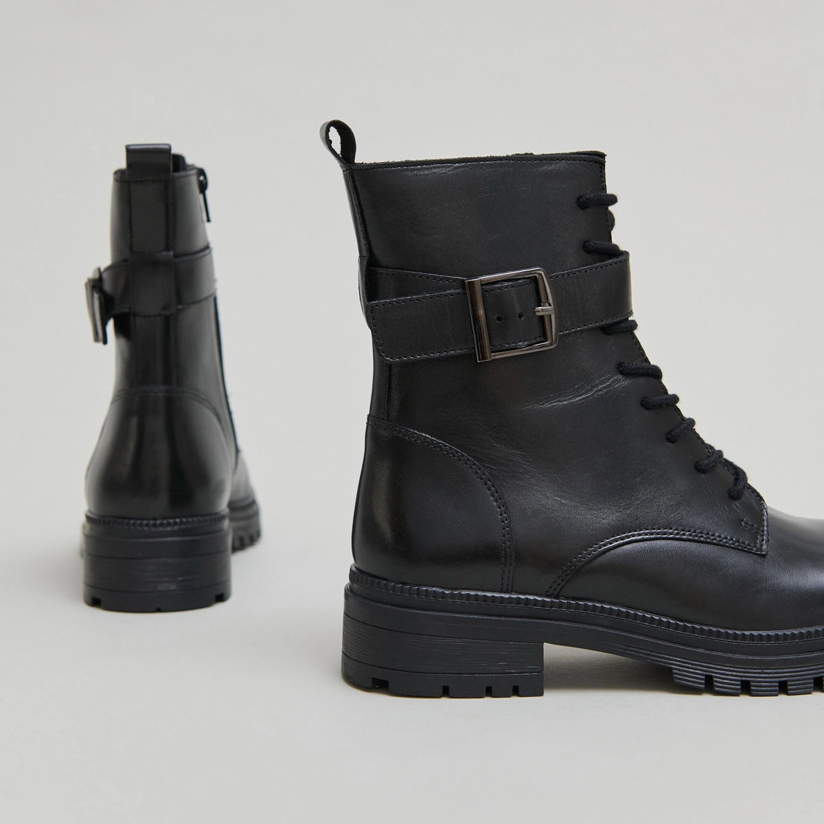 Lace-up ankle boots with notched soles in black leather | GIPSY