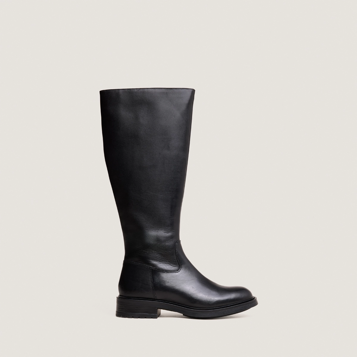 Boots with notched heels in black leather | GRACIANA