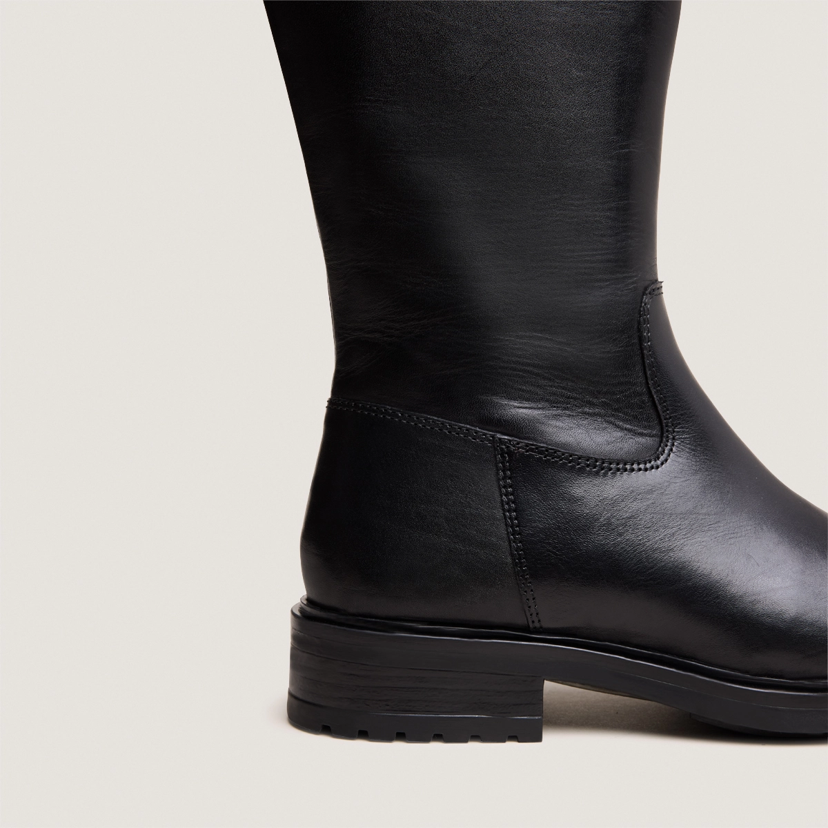 Boots with notched heels in black leather | GRACIANA