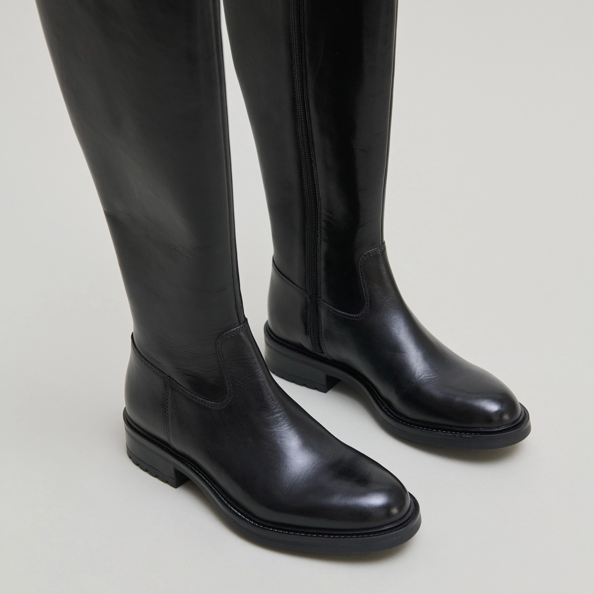Boots with notched heels in black leather | GRACIANA