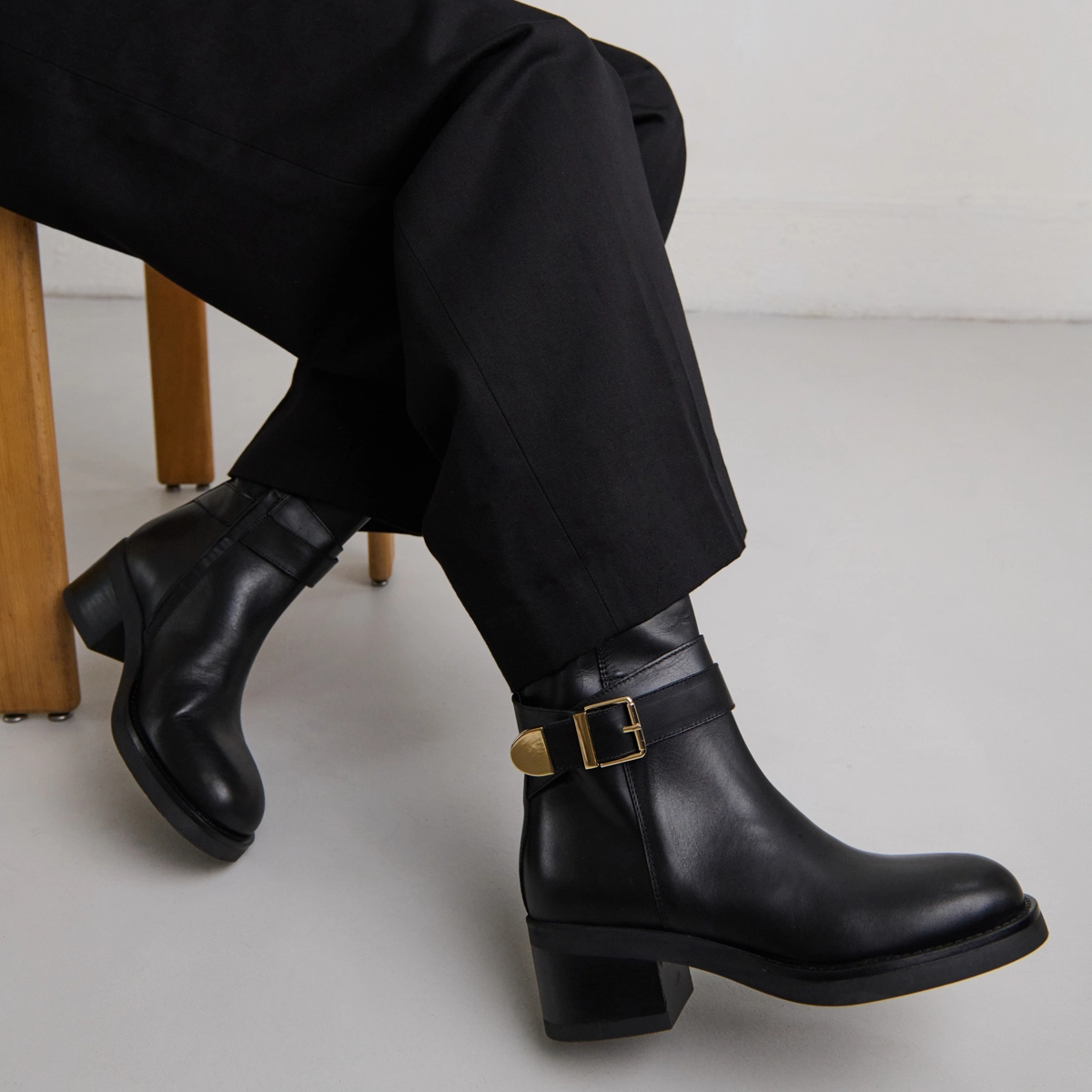 Buckle ankle boots in black leather | IMA