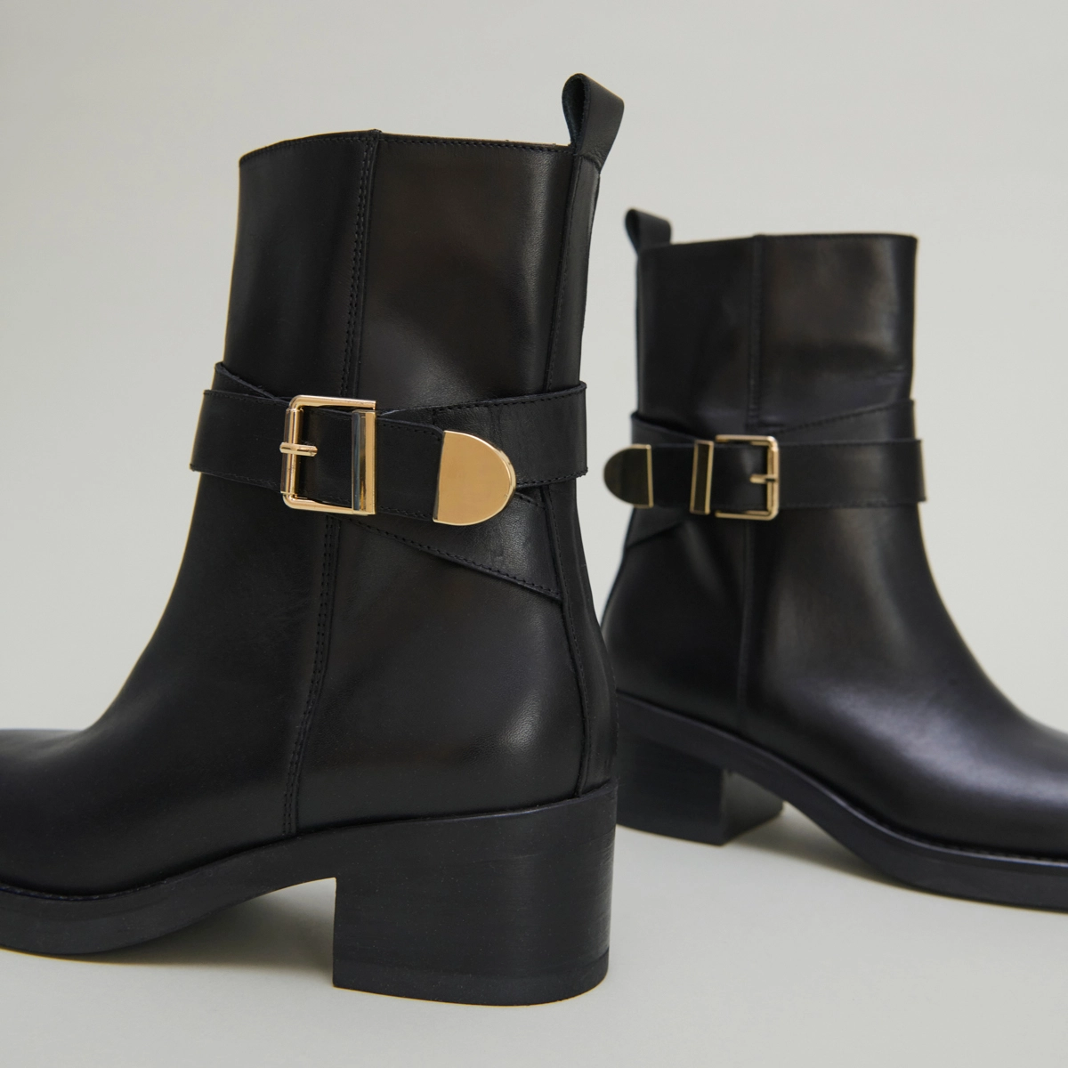 Buckle ankle boots in black leather | IMA