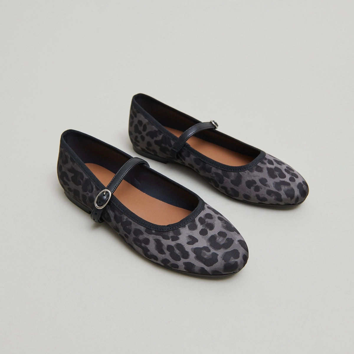 Ballet flats with strap in grey leopard textile | DOUCEUR