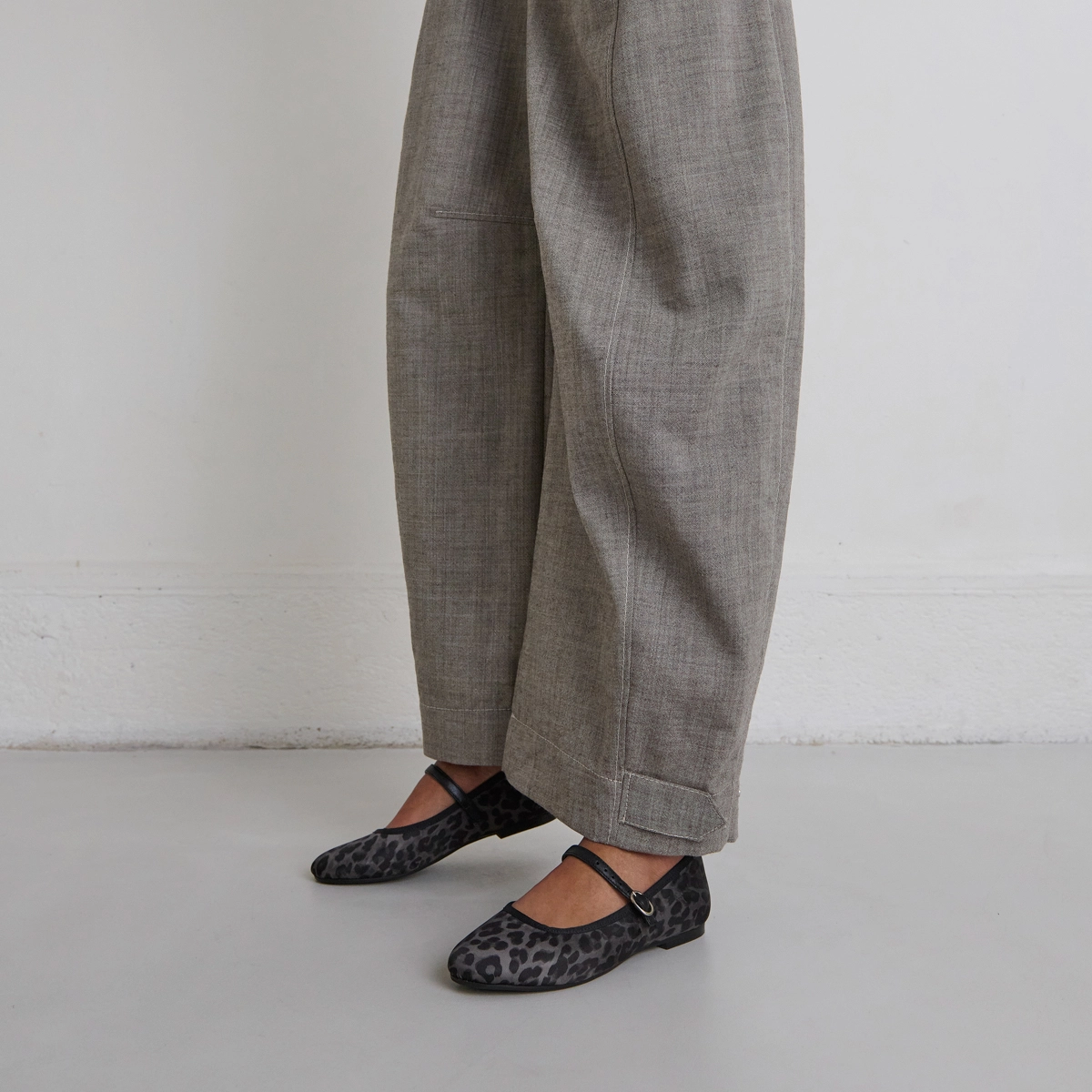 Ballet flats with strap in grey leopard textile | DOUCEUR