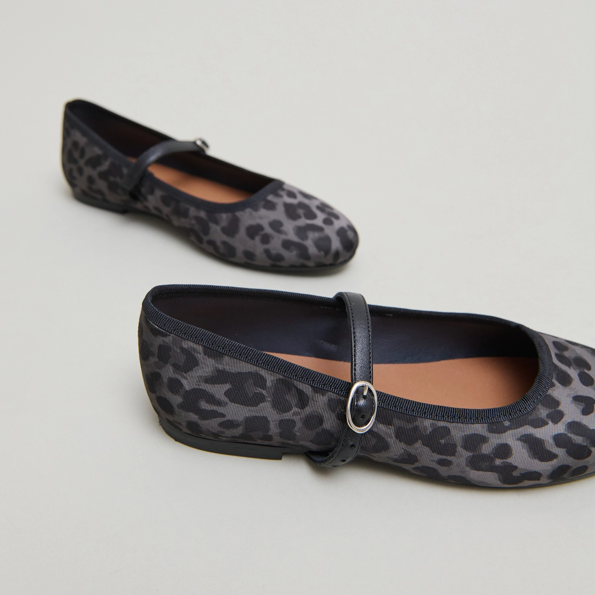 Ballet flats with strap in grey leopard textile | DOUCEUR