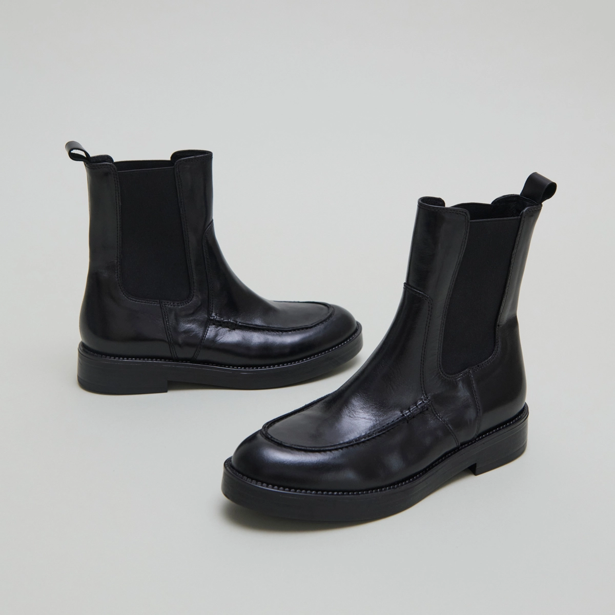 Lowboots with elastics in black leather | ALLAN