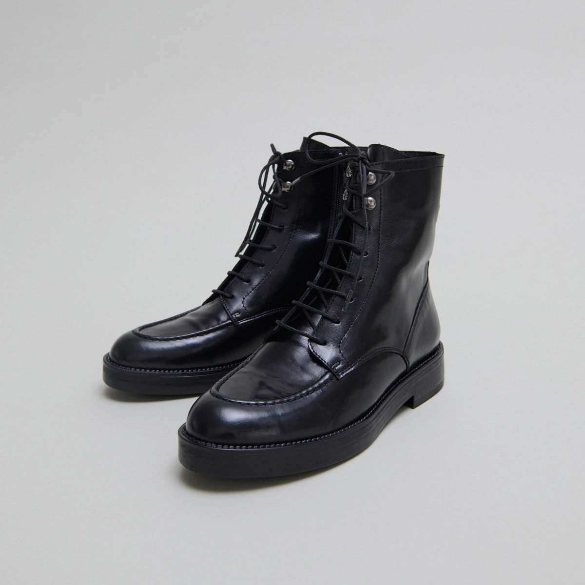 Lowboots with laces in black leather | ALIDA