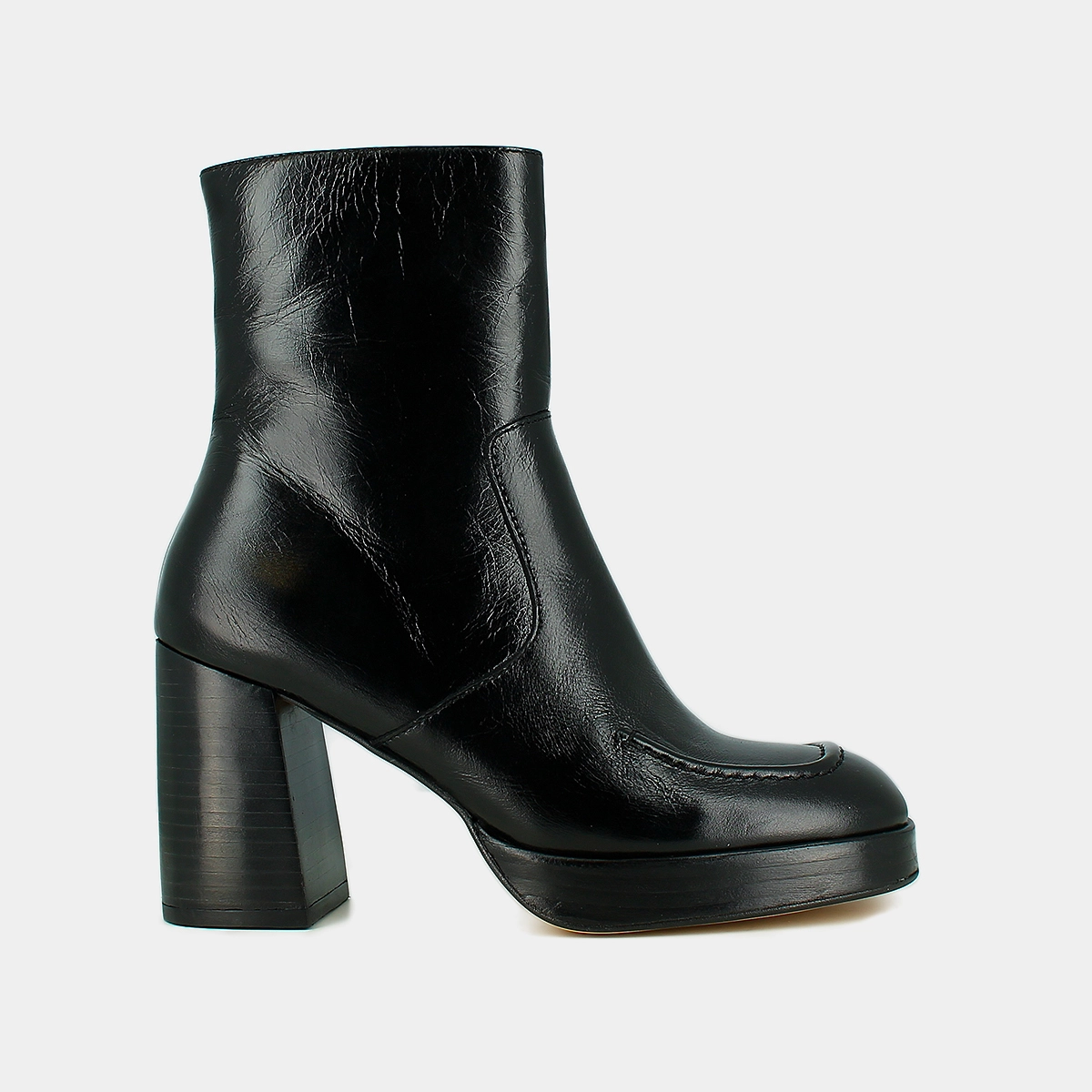 Heeled ankle boots with square toes in black distressed leather | VERONICA