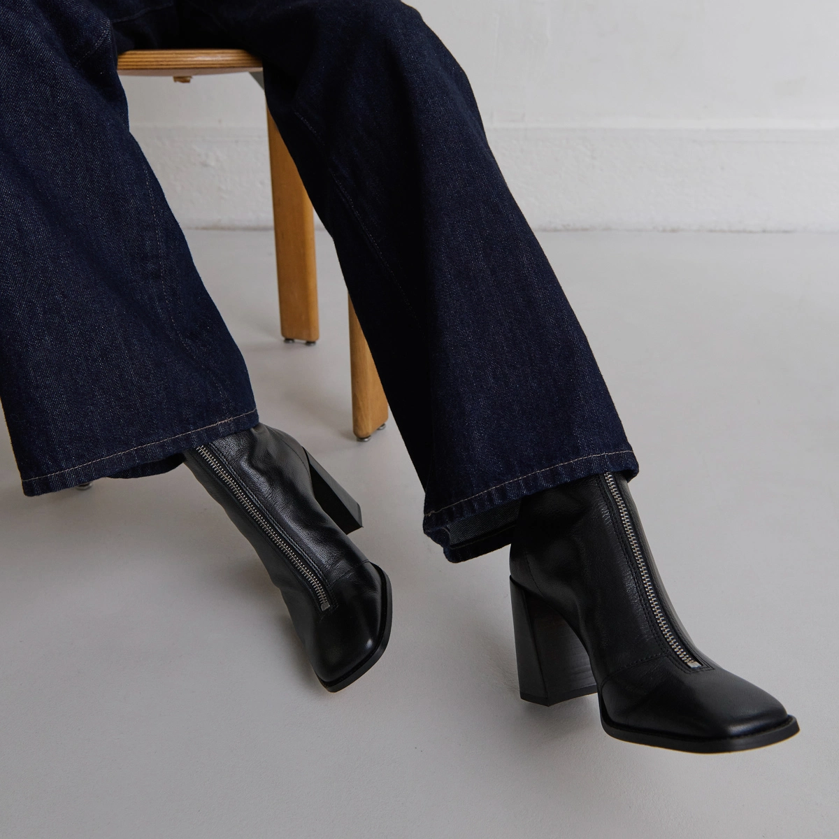 Heeled ankle boots with zip in black leather | VANDANA