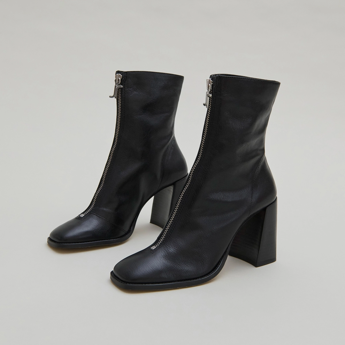 Heeled ankle boots with zip in black leather | VANDANA