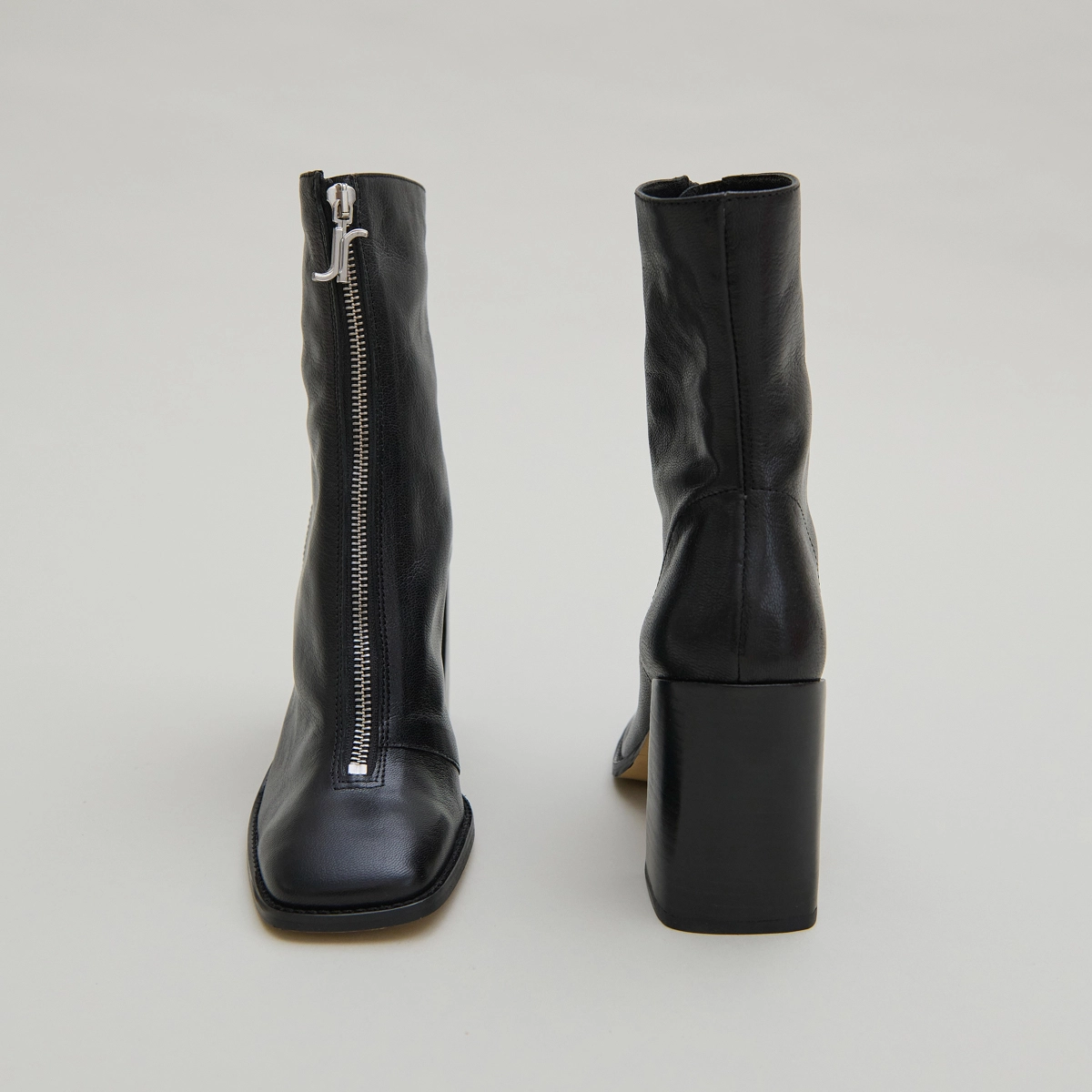 Heeled ankle boots with zip in black leather | VANDANA