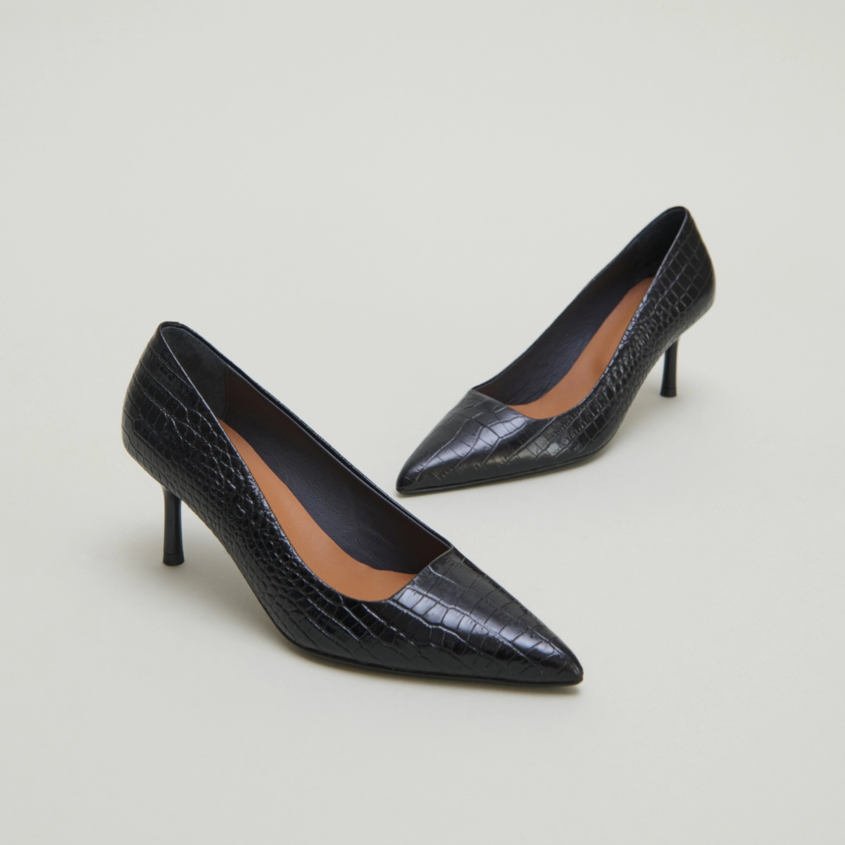Pumps with pointed toes in black reptile leather | DUNDEE