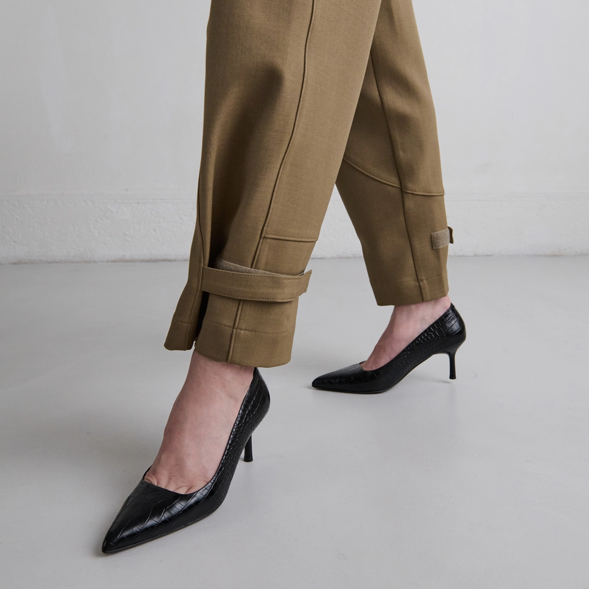 Pumps with pointed toes in black reptile leather | DUNDEE