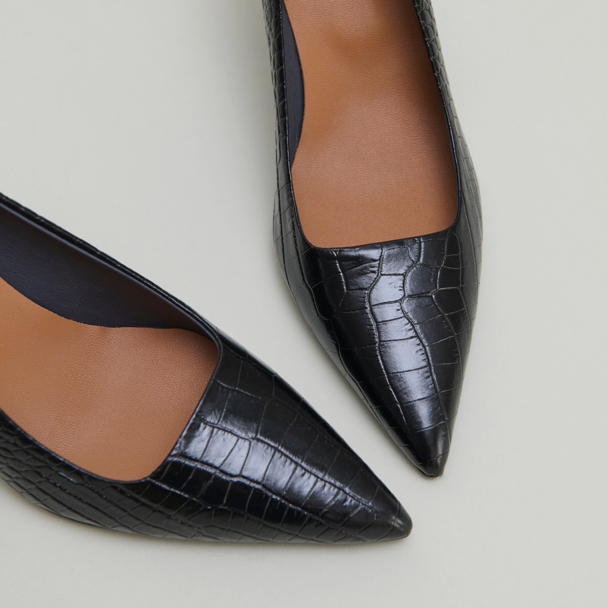 Pumps with pointed toes in black reptile leather | DUNDEE