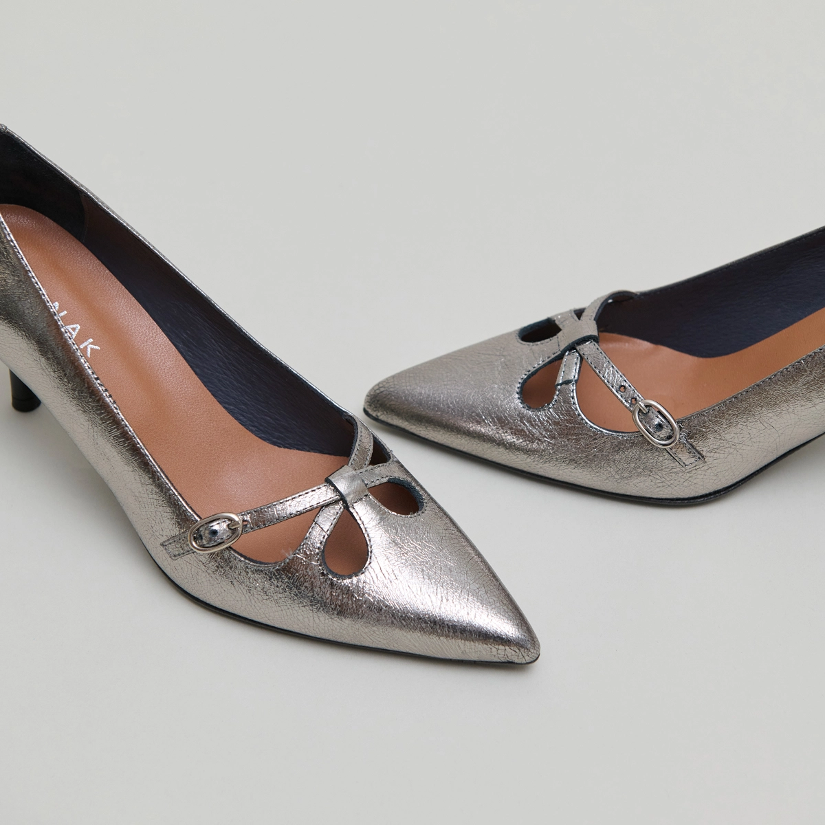 Cross-strap pumps in dark metallic leather | DOUCHKA