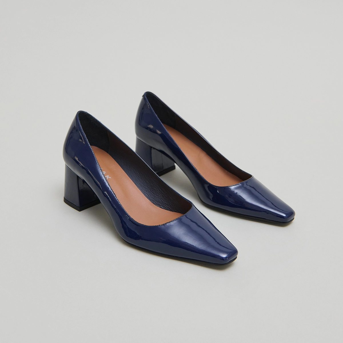 Heeled pumps in blue patent | DULINA