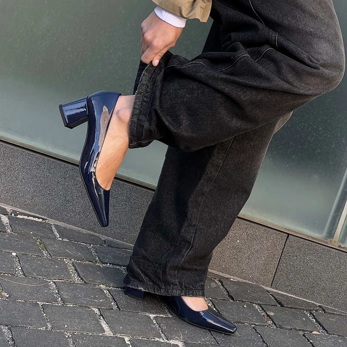 Heeled pumps in blue patent | DULINA