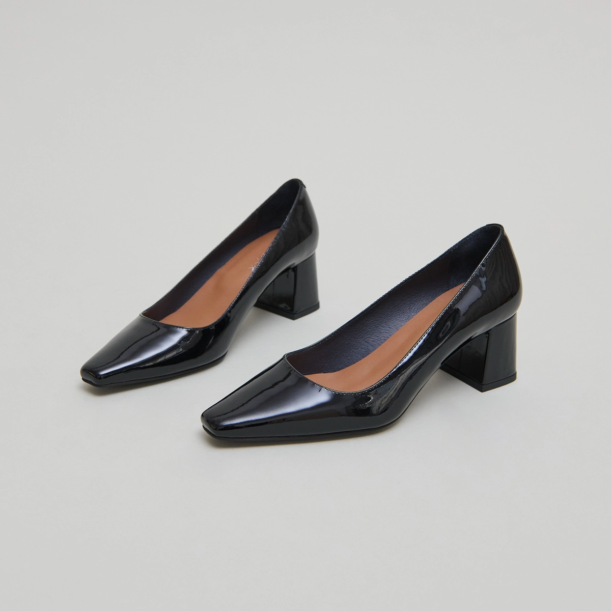 Heeled pumps in black patent | DULINA