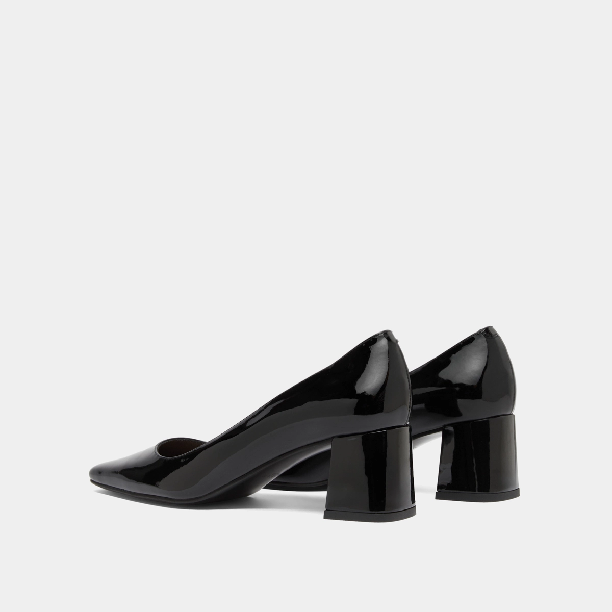 Heeled pumps in black patent | DULINA