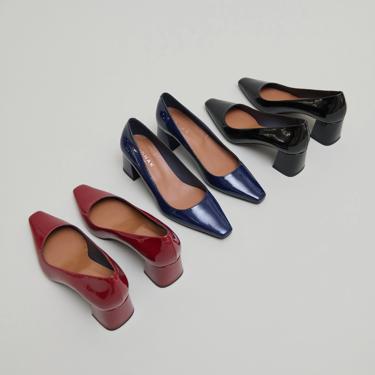 Heeled pumps in black patent | DULINA