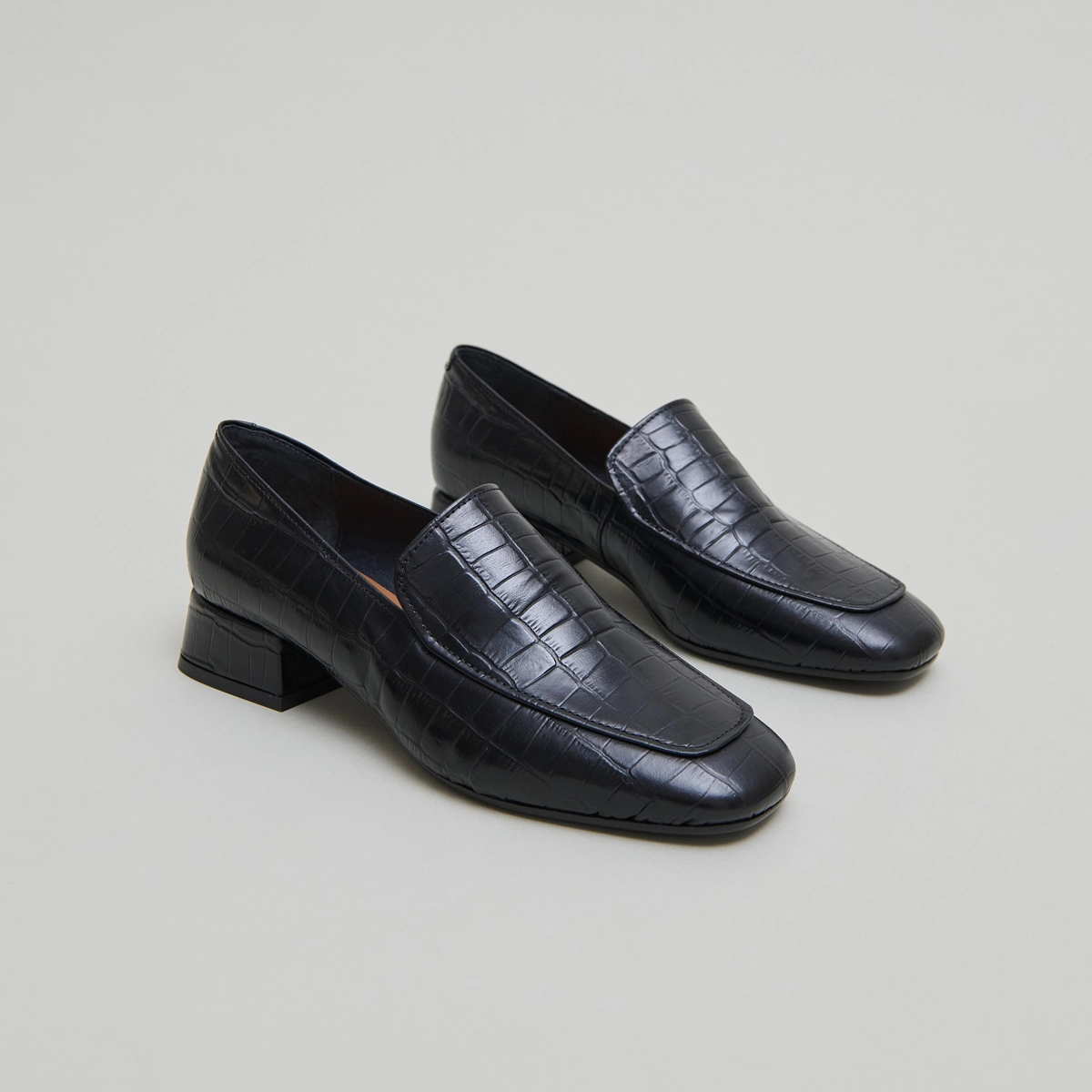 Loafers with rounded toes in black reptile leather | DYNAMIC