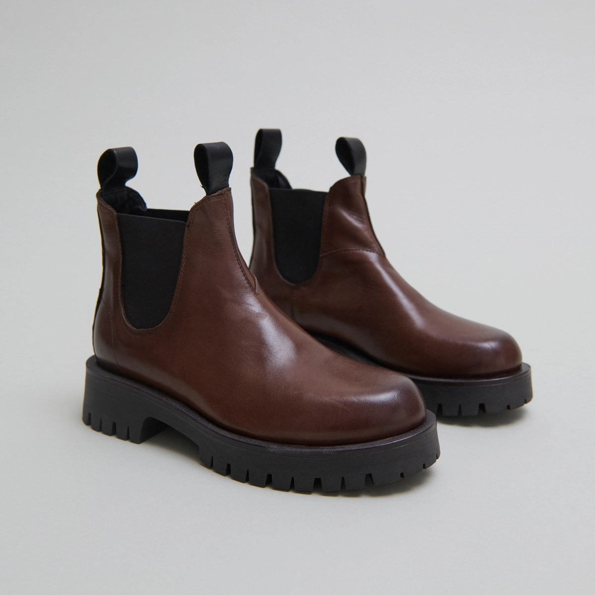 Lowboots with notched soles in brown patinated leather | ROCHE