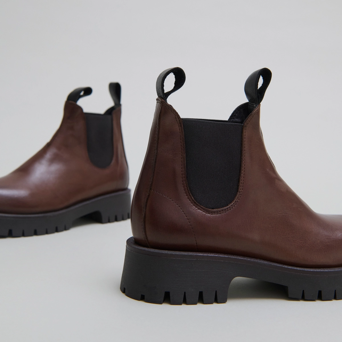 Lowboots with notched soles in brown patinated leather | ROCHE
