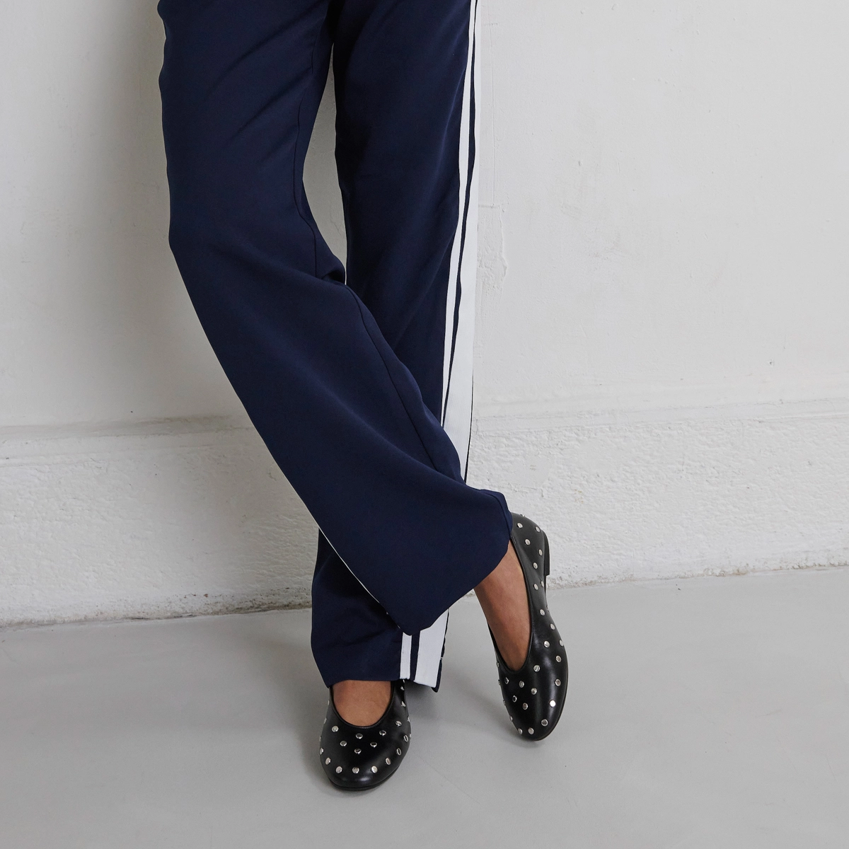 Ballet flats with silver details in black leather | DANIA