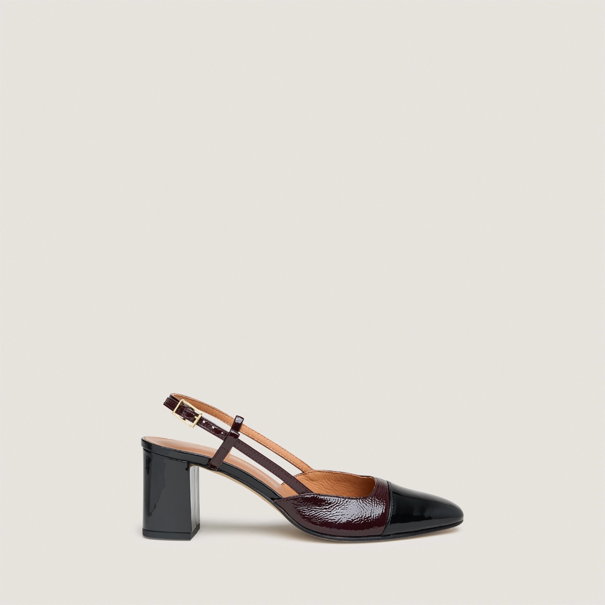 Heeled slingbacks in black patent leather and burgundy pleated patent | DHAPOP