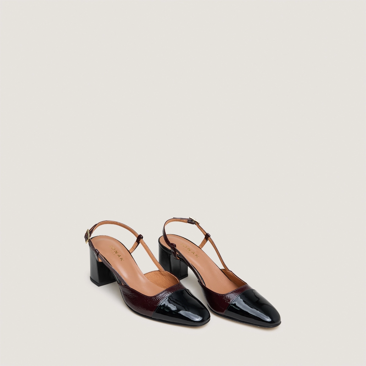 Heeled slingbacks in black patent leather and burgundy pleated patent | DHAPOP
