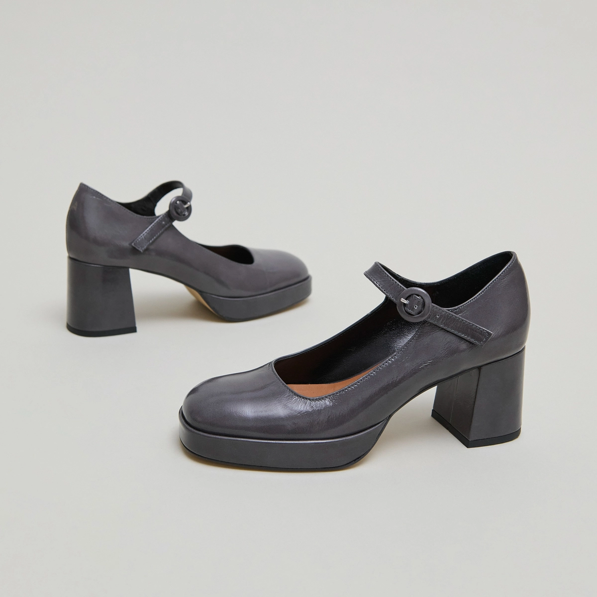 Mary Janes with unique heels and straps in gray shiny leather | VUELO