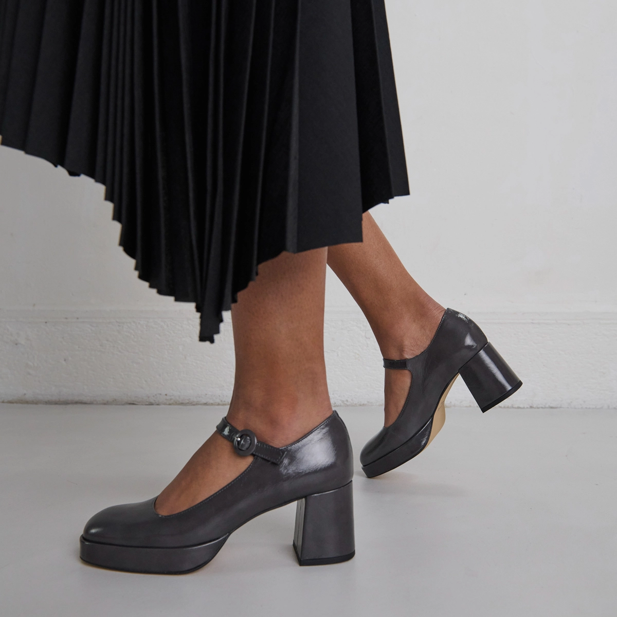 Mary Janes with unique heels and straps in gray shiny leather | VUELO
