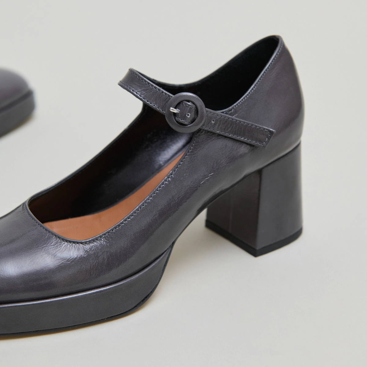 Mary Janes with unique heels and straps in gray shiny leather | VUELO