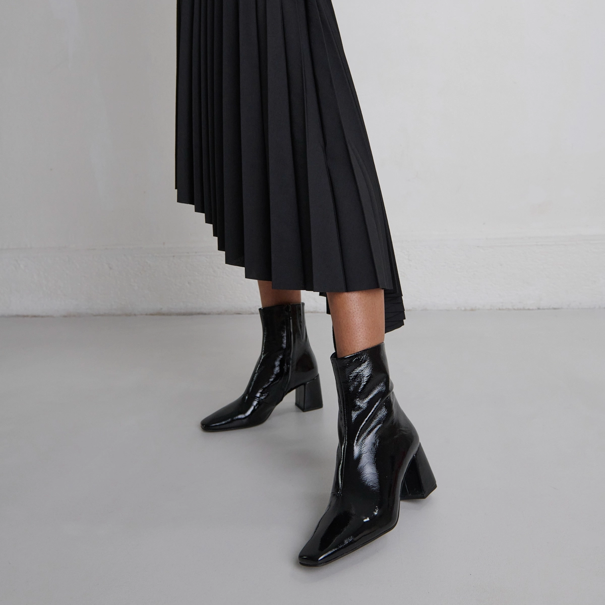 Pointed-toe ankle boots in black pleated patent | DALIBAR