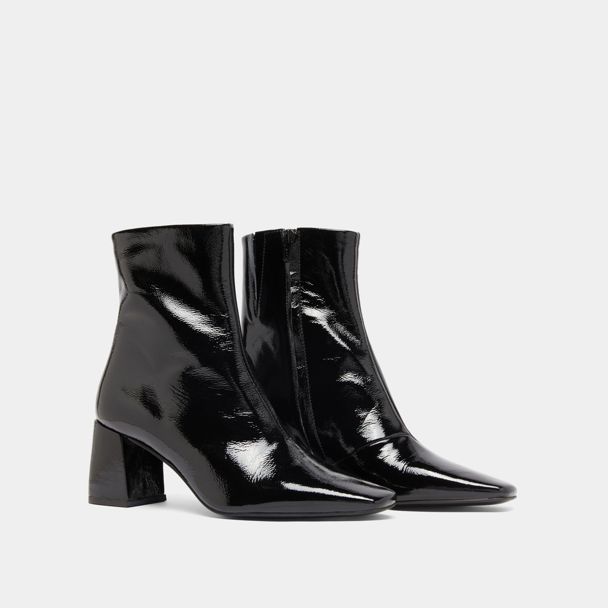 Pointed-toe ankle boots in black pleated patent | DALIBAR